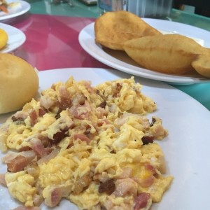 Huevos recueltos con tocino y hojaldre