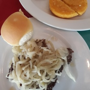 bistec encebollado