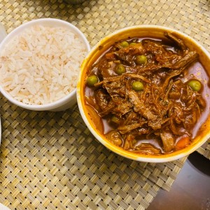 Ropa vieja con arroz con coco.