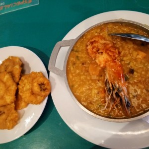 guacho de mariscos y patacones 