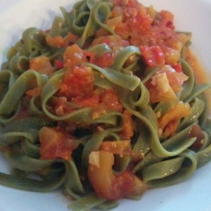 Fetuccini de espinaca con salsa arrabiata