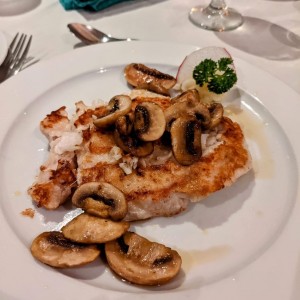 Corvina con hongos