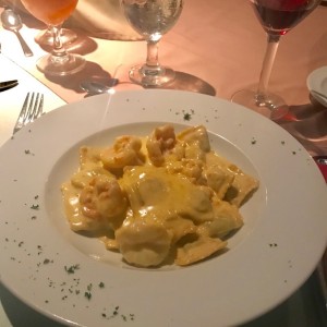 Ravioli con Langostino en salsa blanca.