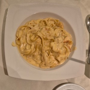 Fettuccine con Langostinos en Salsa Blanca