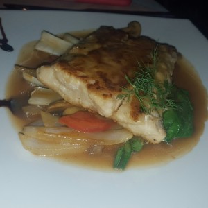 Corvina con Hojas de Mostaza