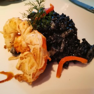 Risotto nero con calamar y langosta 