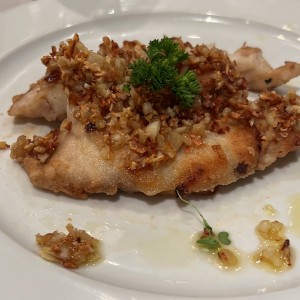 Corvina con ajo rostizados