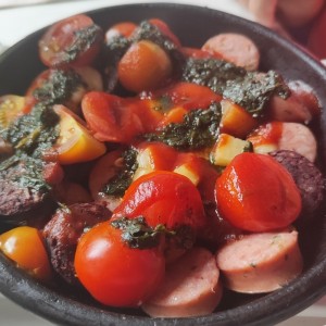 Transmutación (tomate cherry, chorizo, morcilla con salsa pesto)