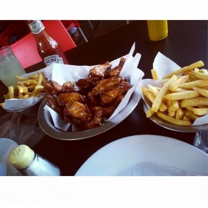 Alitas con salsa bbq