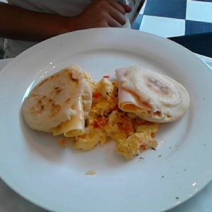 Arepas rellenas con huevo revueltos