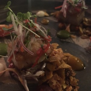 pargo frito con ensalada rayada 