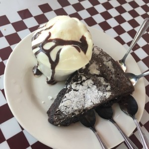 Brownie con helado