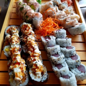 Bandeja mixta con los siguientes rolls: Tuna, Golden, Vulcano y Dragon 