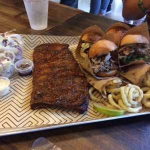 bandeja, muy buena. aunque 2 de buen comer no quedan satisfechos.