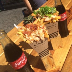 papas con topping de tocineta y ajoporro