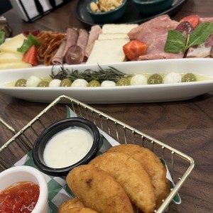 Tabla de embutidos y empanaditas