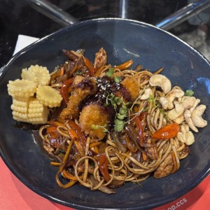 Wok Fideos y pollo crispy