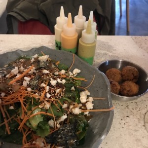 Ensalada y croquetas 