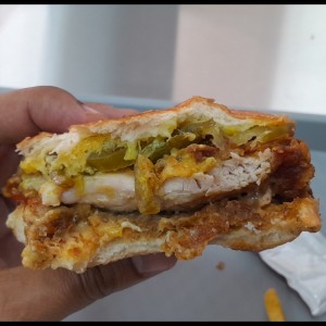 Le agregué pepinillos y jalapeños,  pero nah..