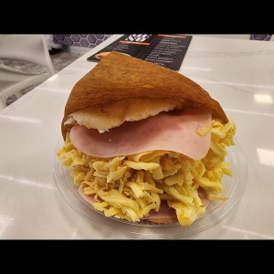 Arepea de jamón, queso amarillo y huevo revuelto 