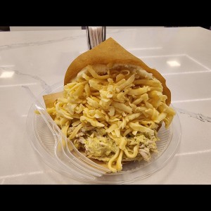 Reina pepeada con queso amarillo