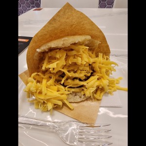 Queso amarillo y asado negro