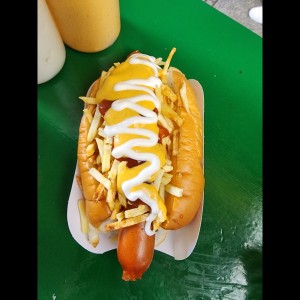Perro caliente con salchicha polaca 