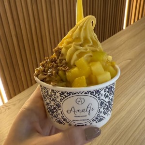 Helado yogurt parchita granola y mango 