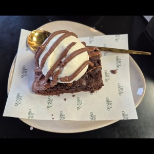 Brownie con helado