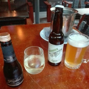 Botellita de vino blanco y cerveza artesanal