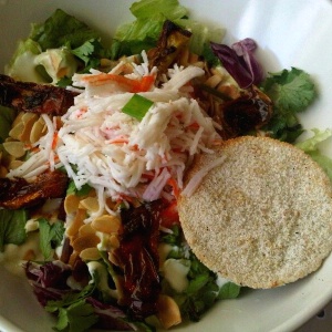 Ensalada lechuga tomate secos almendra y kani