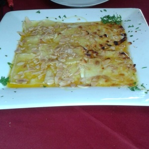 Carpaccio de queso brie gratinado, con almendras y miel