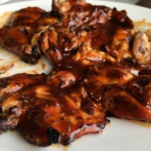 pollo deshuesado a la parrilla con salsa BBQ