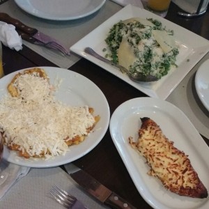 Tostones, Platano con queso gratinado y ensalada cesar de berro