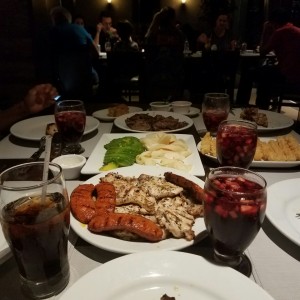 lomo de cerdo, beef y chorizo, sangria, ensalada aguacate y palmito