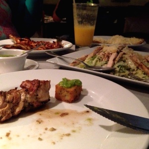 A la vista, ensalada cesar, espetad de pollo, pollo a la BBQ, patacones...