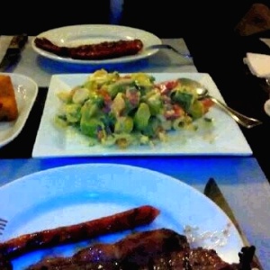Punta, chistorras, ensalada, milho frito