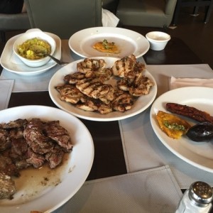 bife de chorizo, lomo de cerdo, tostones y guacamole
