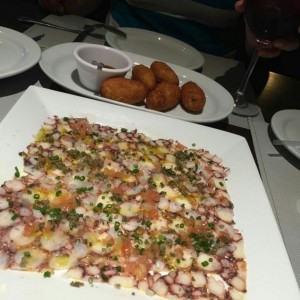 Carpaccio de pulpo y croquetas de mero