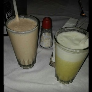 Jugo de curuba a la derecha y jugo de lulo a la izquierda