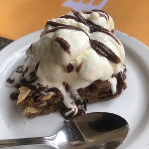 Brownie con helado